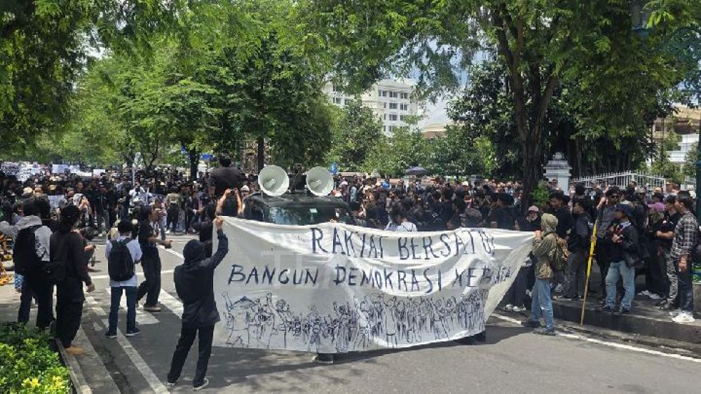 Dianggap Terlalu Gemuk, Ribuan Mahasiswa Dan Aktivis Gelapkan Yogyakarta Minta Prabowo Bubarkan Kabinet Merah Putih