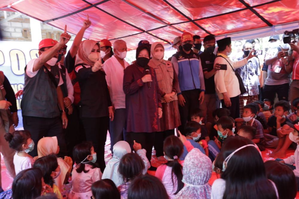 Lantunan Sholawat, Iringi Kehadiran Risma Di Pengungsian Korban Banjir Bandang Dan Tanah Longsor Lombok Barat