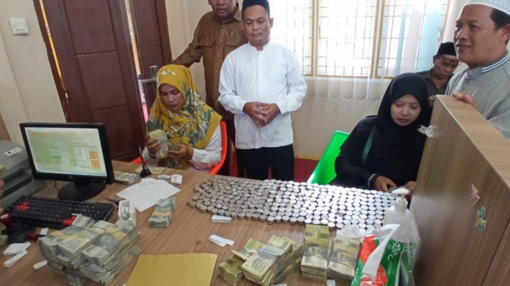 Semangat Berangkat Haji, Nurkhalis Dan Siti Maftuhah Bayar Pakai Uang Receh