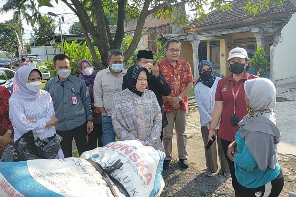 Kaget Bukan Kepalang, Pemulung Ini Disamperin Risma Hingga Diajak Makan Di Restoran Dan Diberi Bantuan