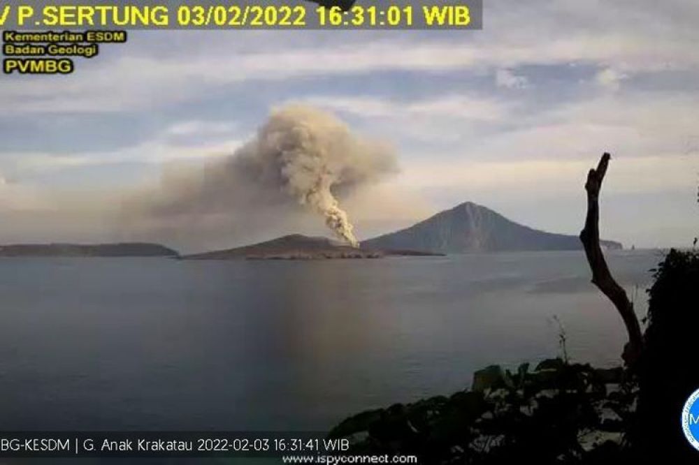 Gunung Anak Krakatau Erupsi, Radius Bahaya 2 Km Dari Kawah Aktif