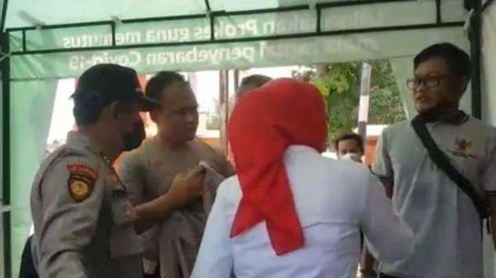 Bagian Tubuh Istrinya Tak Sengaja Kesentuh Wartawan, Kasatlantas Polres Madiun Tak Terima Dan Copot Baju Dinas