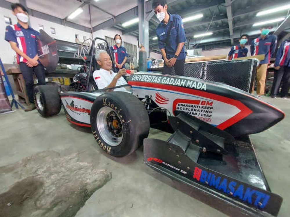 Terkesima Dengan Mobil Formula 1 Buatan UGM, Ganjar Langsung Naik Menjajal