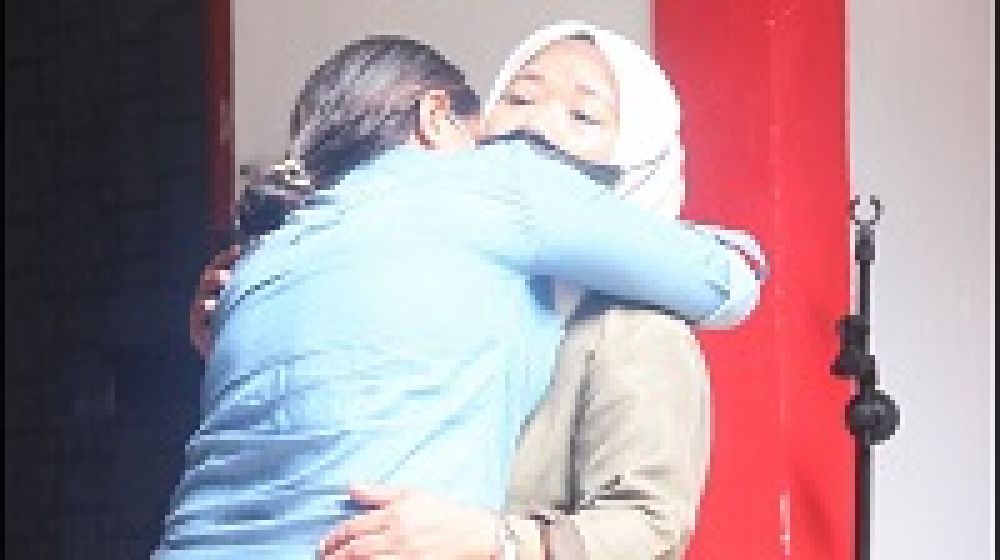 Curi HP Untuk Bayar Kontrakan Dan Beli Susu Anak, Ibu Ini Menangis Dan Minta Maaf Setelah Dibebaskan Dari Tuduhan