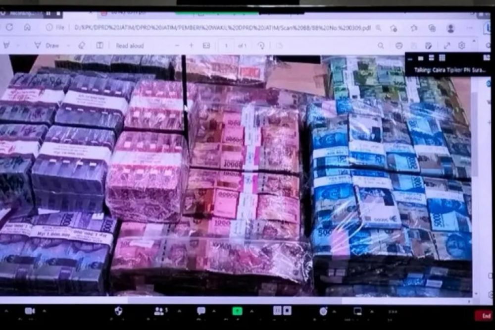 Ditanyai Soal Ditemukannya Uang Rp 1,4 Miliar Dan Pecahan 100Ribu US Dollar  Dirumahnya, Saksi Kasus Dana Hibah Jatim Tampak Gugup