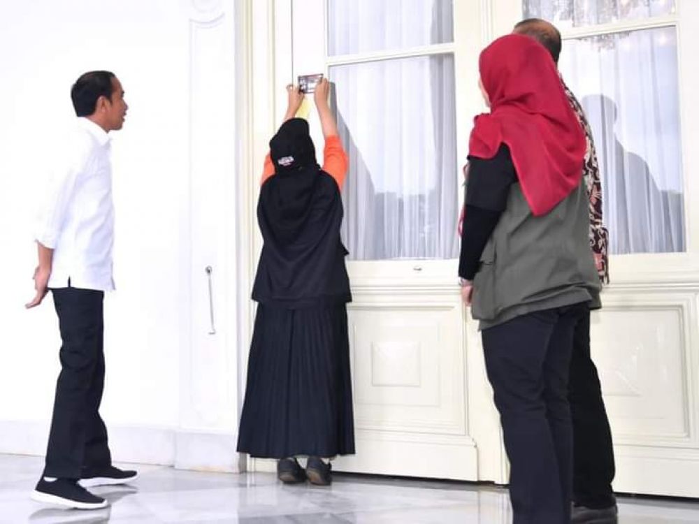 Cerita Presiden Jokowidodo Saat Didatangi Petugas Pemutakhiran Data Pemilu, Istana Juga Ditempeli Stiker Coklit