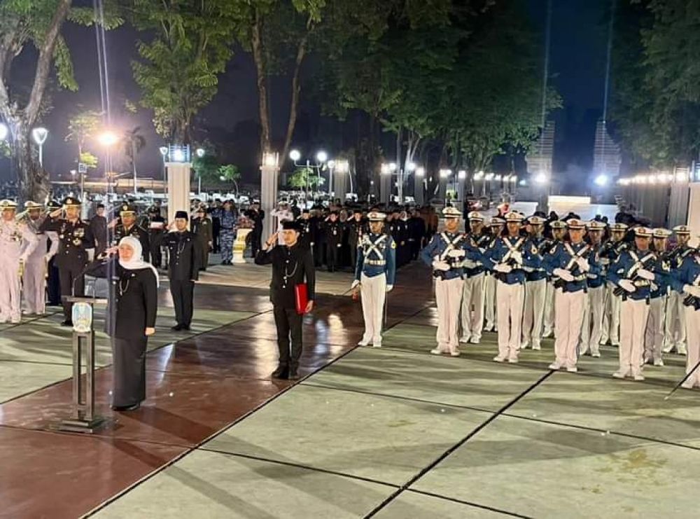 Hari Pahlawan 2023, Gubernur Khofifah Pimpin Upacara Malam Renungan Suci