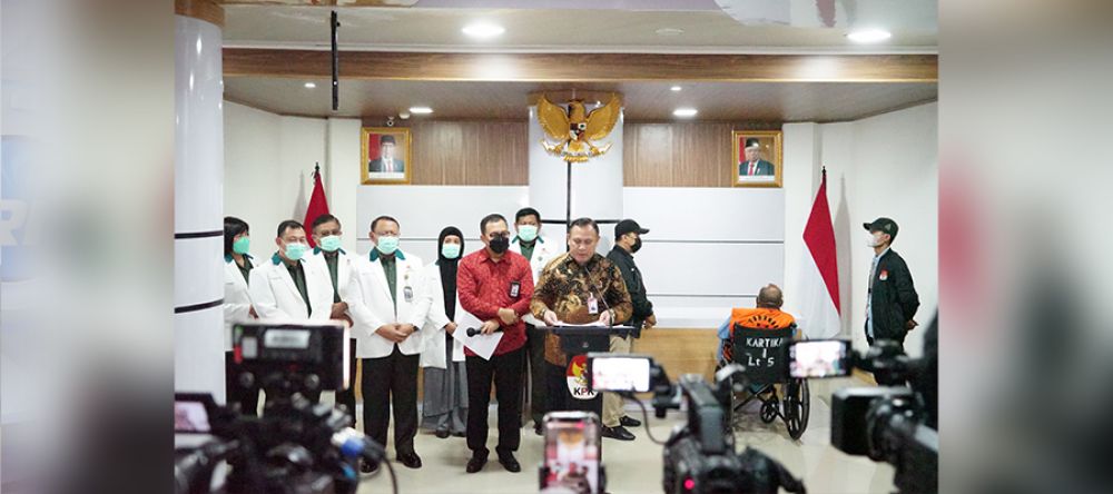 KPK Tahan Tersangka Penerima Suap Proyek Di Papua