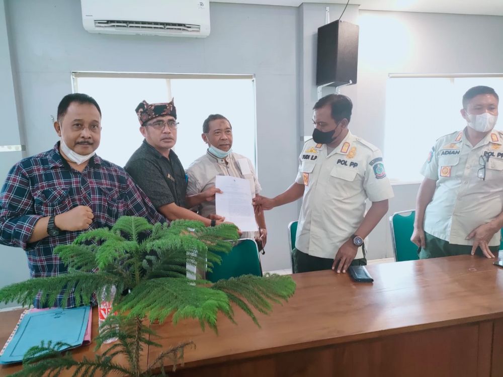 Terkait Pelepasan Segel Toko Miras Banyu Urip Banyuwangi, La Lati SH : Izin Usaha Toko Tersebut, Tidak Sesuai Spesifikasi Produknya