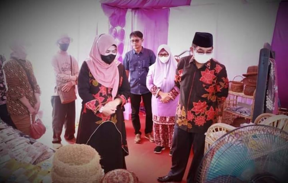 Bupati Tanjab Barat Drs H Anwar Sadat Bersama Ketua Dekranasda Tinjau Pameran Dan Bazar Dalam Rangka HUT Prov Jambi Ke-65
