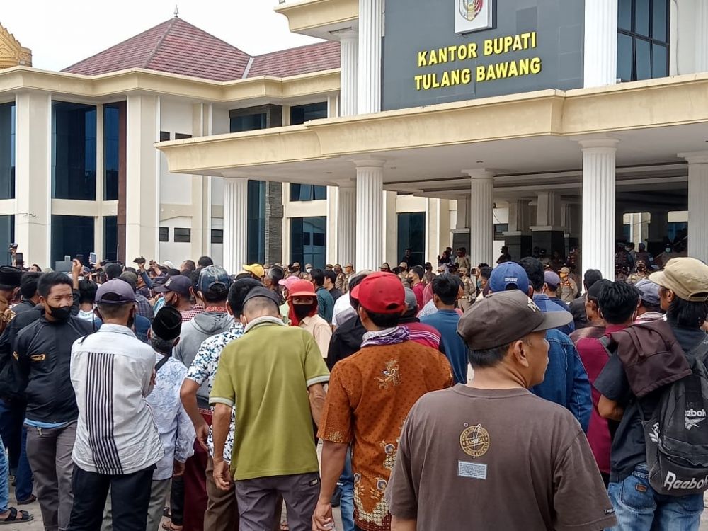 Sengketa Lahan PT SGC, Masyarakat 5 Kecamatan Unjuk Rasa di Depan Kantor Bupati Pemda Tulangbawang
