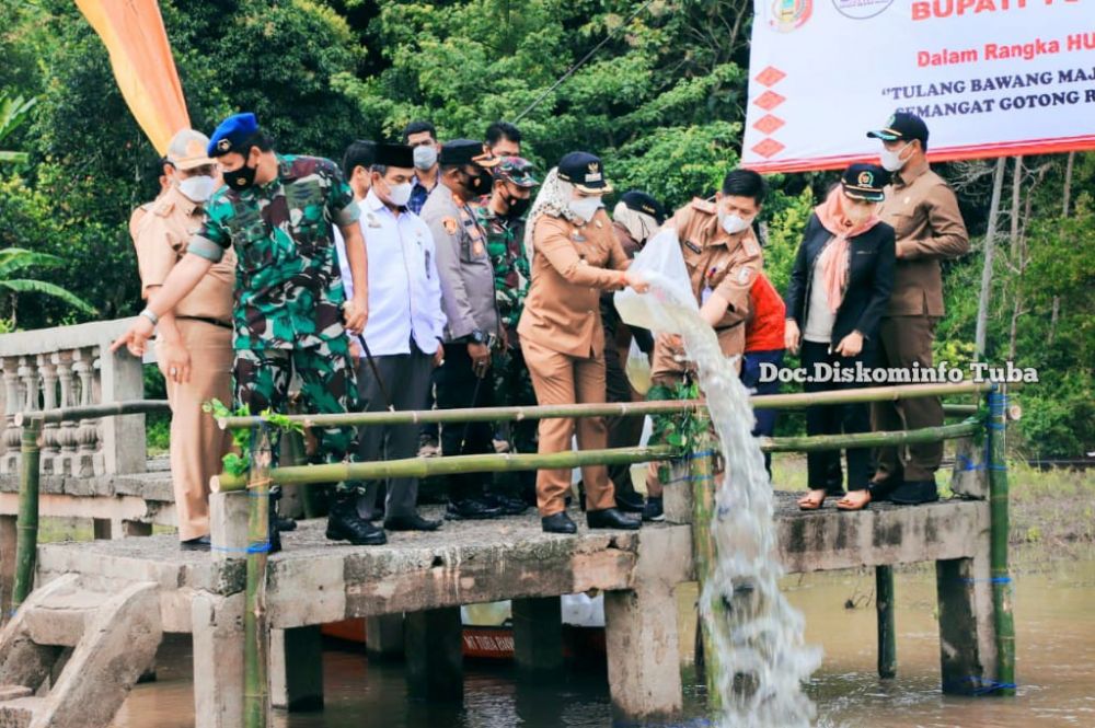 Sambut HUT Tulang Bawang Ke-25, Hj Winarti Tebar 50 Ribu Benih Ikan Nila Nirwana