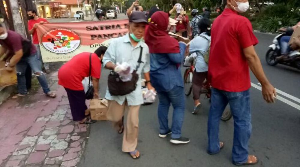 Momen Ramadhan, Ormas Satria Kita Pancasila DPW Jatim Berbagi 1000 Ta'jil Kepada Pengguna Jalan Dipenogoro Surabaya