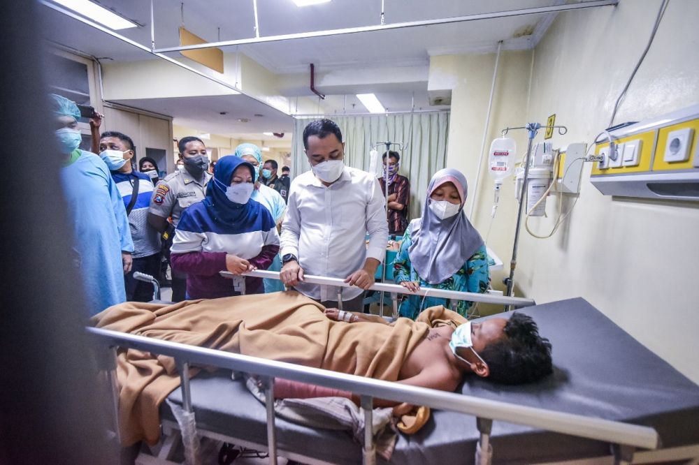 Jenguk Korban Rusaknya Seluncur Air Kenpark, Komisi D DPRD Surabaya: Pastikan Perawatan Terbaik Untuk Korban