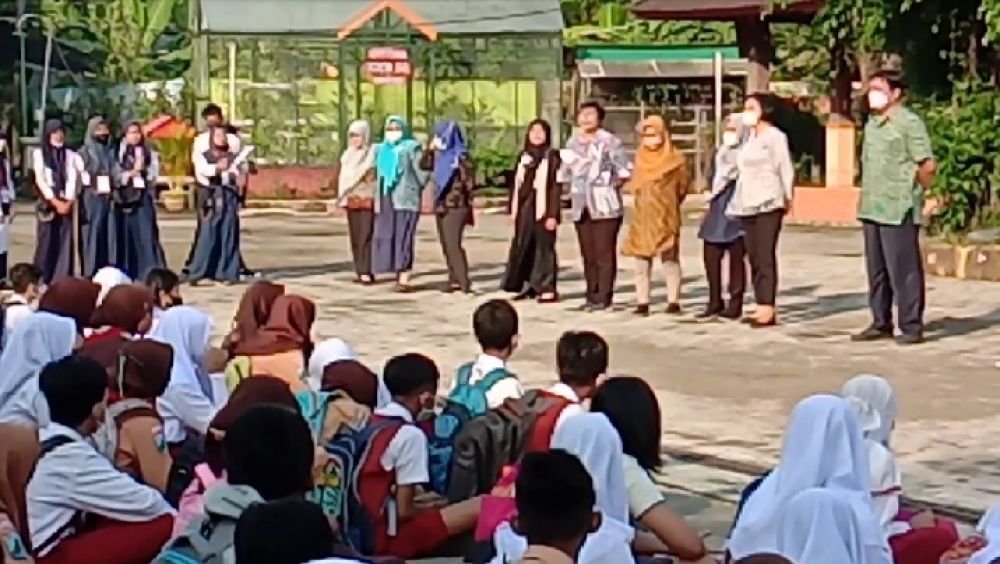 Guna Sebagai Penyesuaian Diri Siswa Didik Baru, SMPN 33 Surabaya Gelar MPLS Di Halaman Sekolah