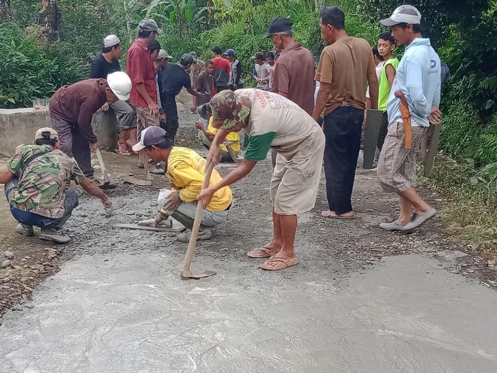 Kesal Jalan Penghubung 2 Desa Rusak Berat, Warga Desa Banteng Jaya Tanggamus Lakukan Hal Ini...
