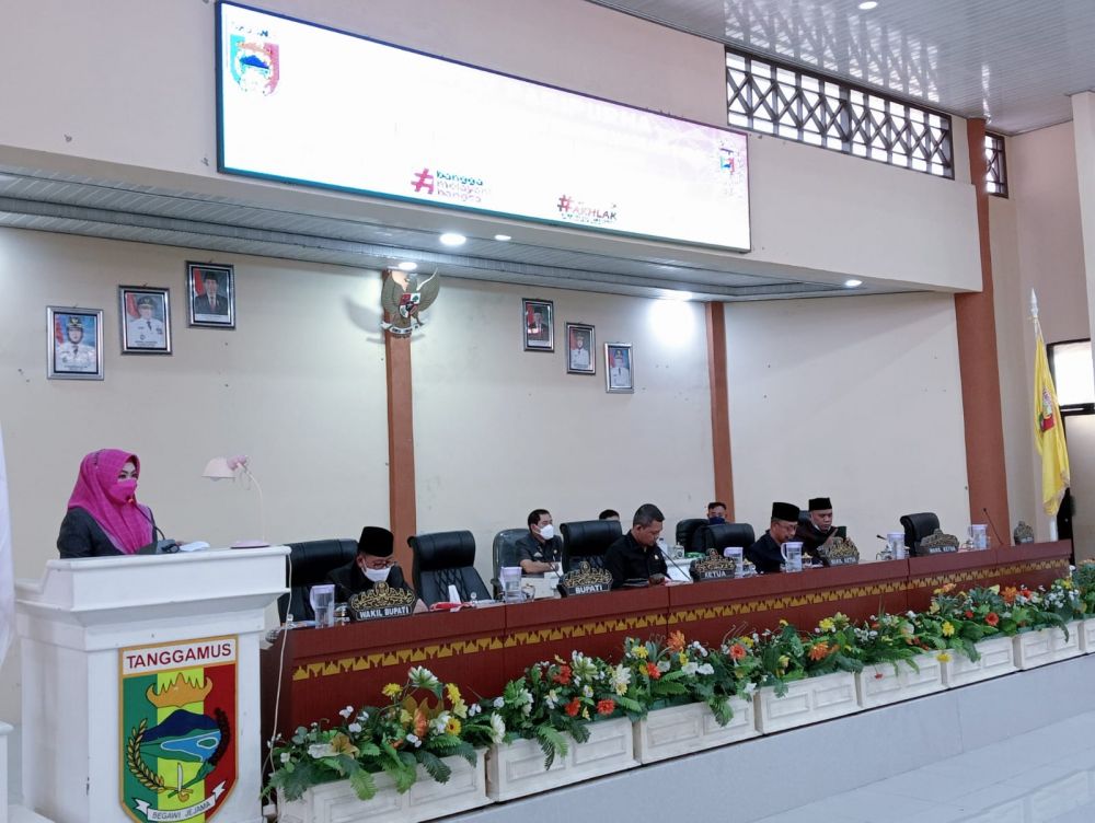 Hj Dewi Handajani Bupati Tanggamus Hadiri Rapat Paripurna RAPBD TA 2023 Dan 3 Ranperda 2022 Serta PRPDI DPRD Kabupaten Tanggamus