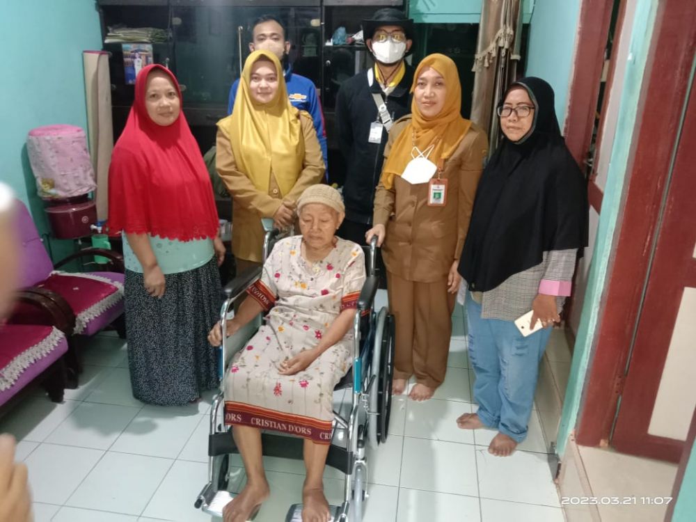 Peduli Lansia, Lurah Wonokusumo Surabaya Mendapat Apresiasi Dari Warga