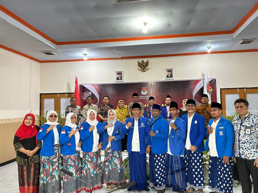 Dengan Naik Becak Dan Diiringi Daul Dug', Aktifis Ini Datangi KPUD Sampang Daftar Sebagai Bacaleg DPRD Dari PAN