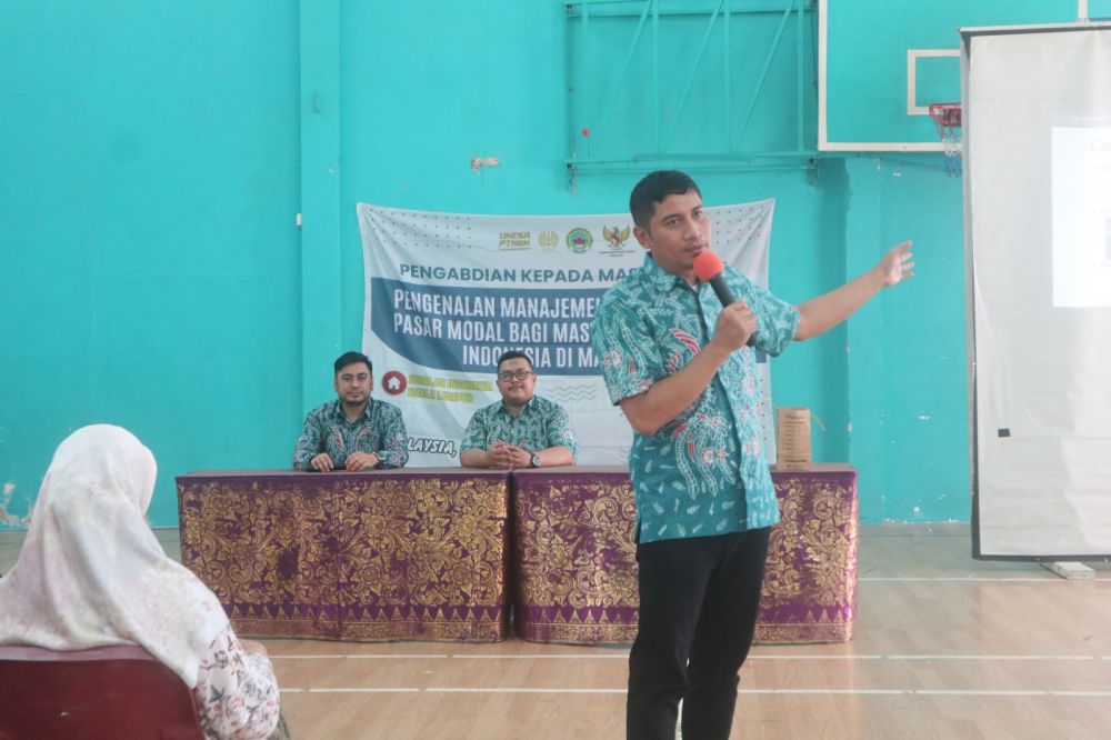 Tim PKM Akuntansi Unesa Beri Pelatihan Investasi Saham Kepada Pekerja Migran Indonesia Di Malaysia