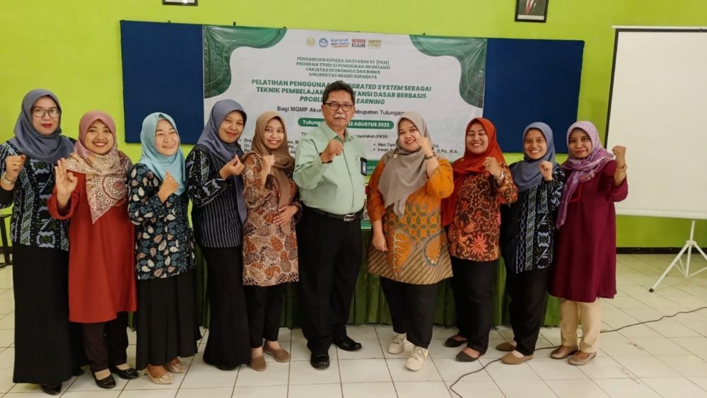 Dosen S1 PAK Unesa Beri Pelatihan Penggunaan Integrated System Bagi Guru Akuntansi Dan Perbankan SMK