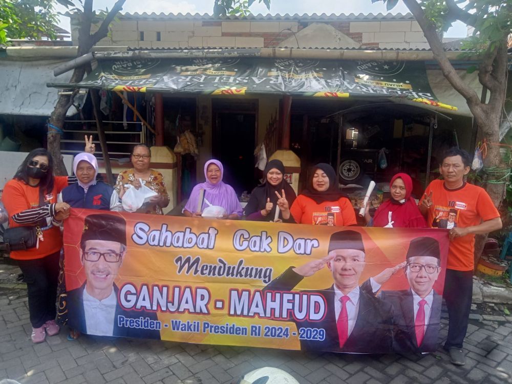 Jum'at Berkah, Relawan Sahabat Cak Dar Bagikan Ratusan Nasi Kotak Kepada Masyarakat Yang Kurang Beruntung