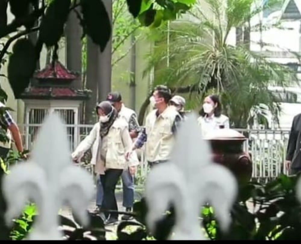 Geledah Rumdin Bupati Sidoarjo, KPK Bawa Keluar 4 Koper Besar