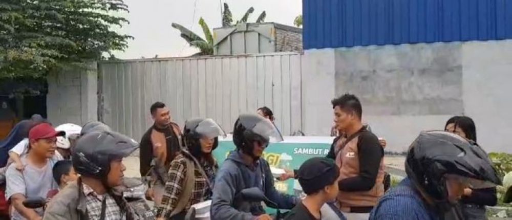 Media Liputankasus.com Bagikan 500 Paket Ta'jil Nasi Kotak Di Jalan Raya Sememi Surabaya