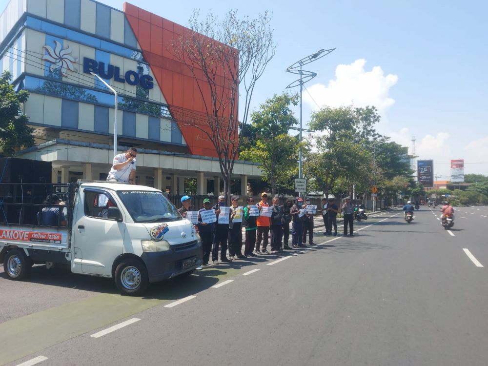 Demo Soal Beras Bantuan Bau Cairan Insektisida, Garad Tantang Bulog Jatim Berani Teken MoU Terkait Jaminan Kesehatan
