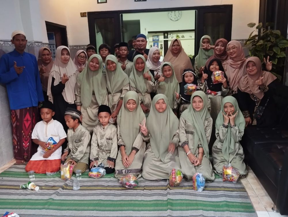 Peringati Setahun Kepergian Sang Bunda, Pimpinan MRD Grup Gelar Doa Bersama Dan Santuni Anak Yatim Piatu