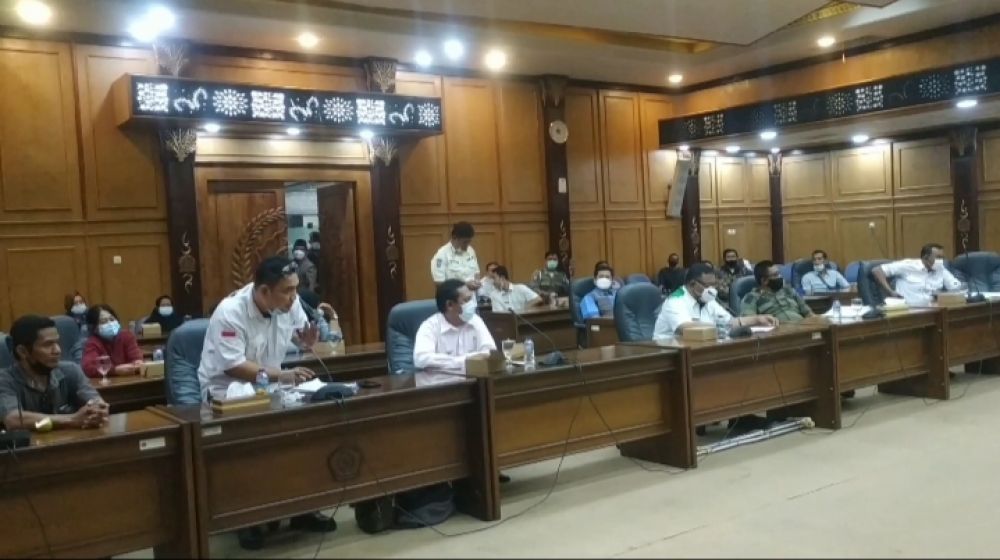 Berita Bupati Sidoarjo Ditetapkan Tersangka Oleh KPK, Warga Krian Pemilik Warung Korban Penggusuran Sujud Syukur