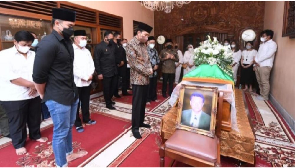 Bersama Rombongan Menteri, Presiden Jokowi Takziah Di Rumah Pakde Miyono