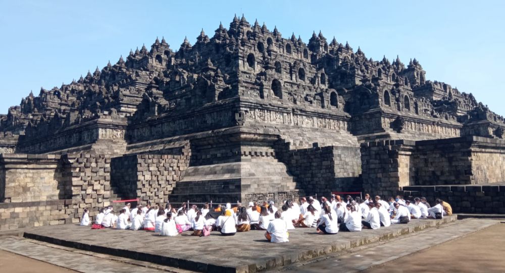 Setelah Disepakati Pemerintah, Ribuan Umat Hindu-Budha Gelar Do'a Kebahagiaan Pertama Kali Di Candi Borobudur