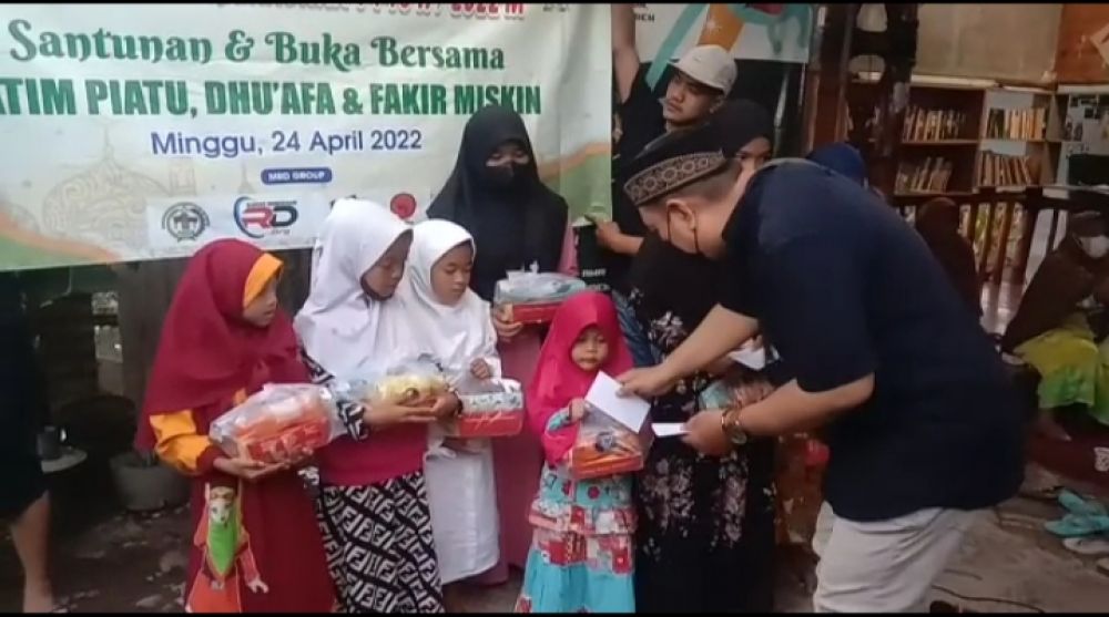 Momen Bulan Suci Ramadhan, Media Rakyat Demokrasi Santuni Anak Yatim Dan Janda Di Perpustakaan Keledai Dungu