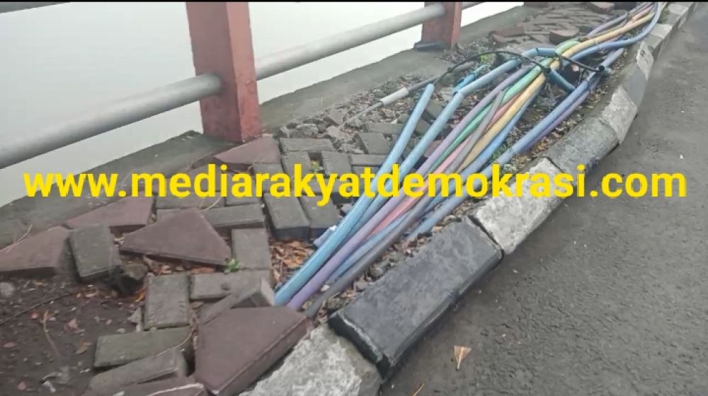 Pengguna Jalan Keluhkan Kabel Menjuntai Di Trotoar Jalan Gunungsari Surabaya
