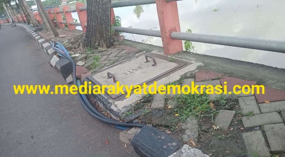 Kabel Semrawut Di Trotoar Jl Gunungsari, Pengguna Jalan Sentil Walikota Surabaya