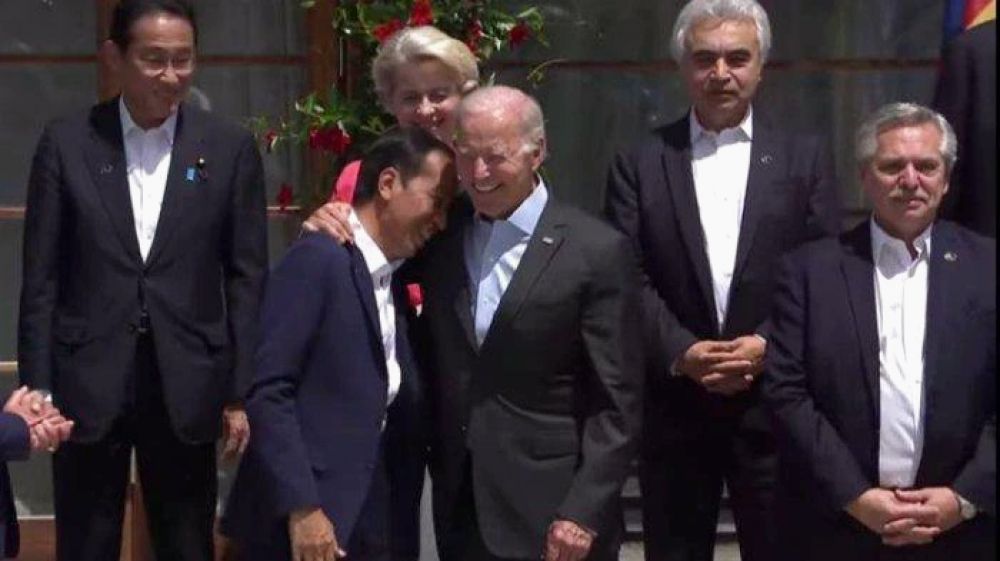 Momen Presiden Jokowidodo Dipeluk Joe Biden Dalam Sesi Foto Bersama Di KTT G7, Jokowi Diistimewakan?