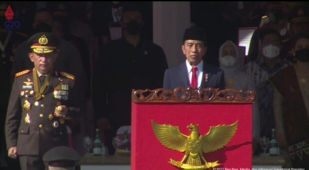 Upacara Hari Bhayangkara Ke-76, Jokowi Anugrahkan Tanda Kehormatan Bintang Bhayangkara Naraya Kepada 3 Anggota Polri