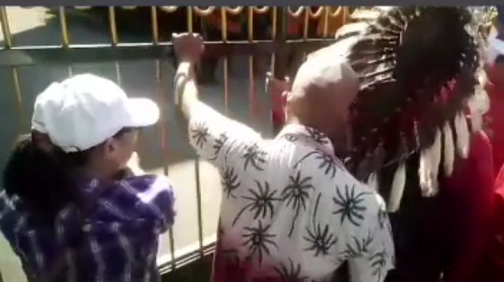 Warga Simo Gunung Gruduk Balai Kota Surabaya, Pendemo : Walikotae Banci!!! Gak Wani Nemoni Wargane