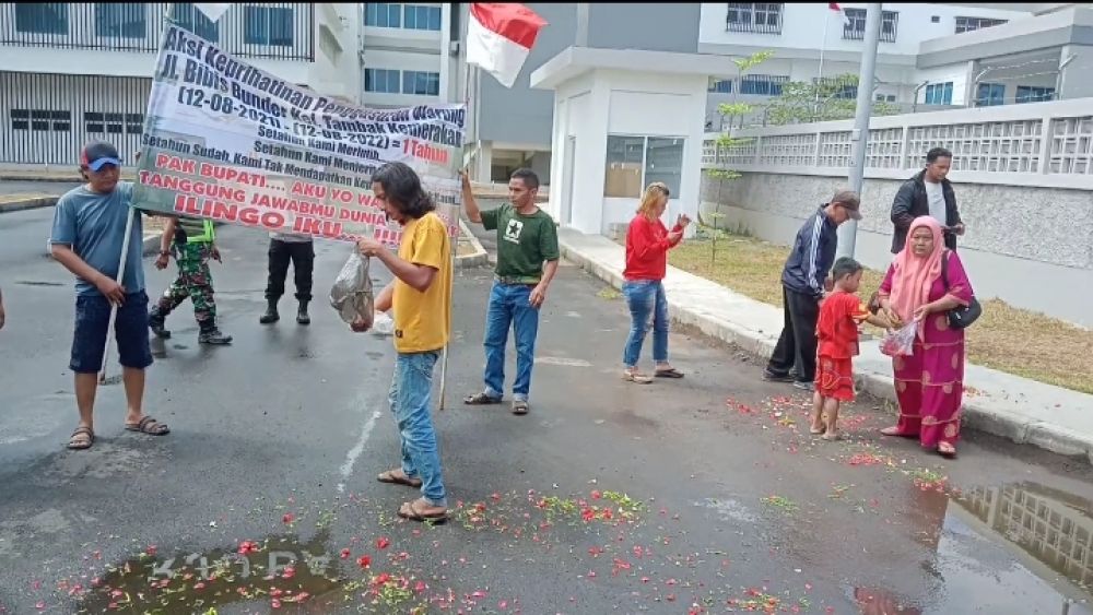Prihatin 1 Tahun Warung Di Jl Bibis Bunder Krian Digusur Tak Dipenuhi Haknya, Korban Tahlilan Dan Tabur Bunga 7Rupa