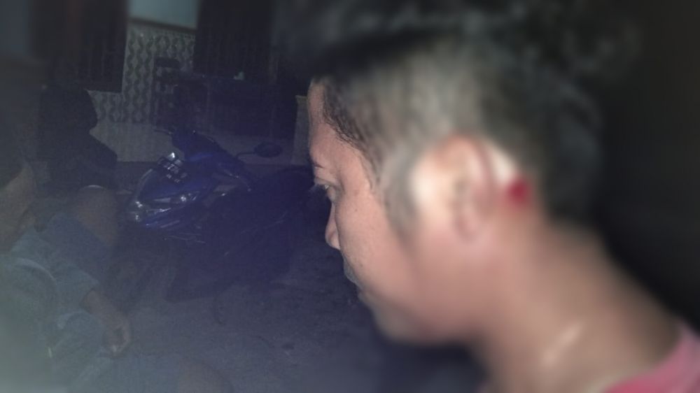 Ngeri...Wartawan Media Online Sampang Dipukul Pakai Kayu Balok Oleh OTK Saat Duduk Didepan Teras Rumahnya