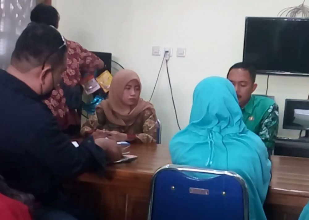Didampingi LSM, Pemilik Warung Bibis Datangi Kantor Kelurahan Tambak Kemerakan Minta Data Pengajuan Persetujuan BPN Sidoarjo