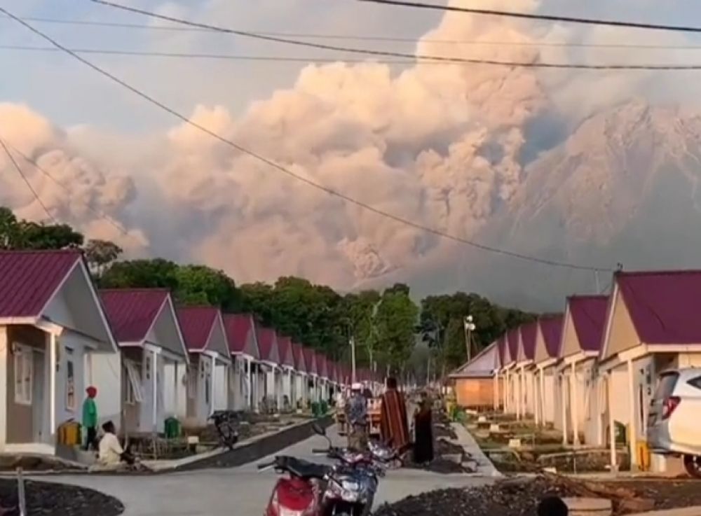 Semeru Erupsi, 1.979 Jiwa Mengungsi Di 11 Titik
