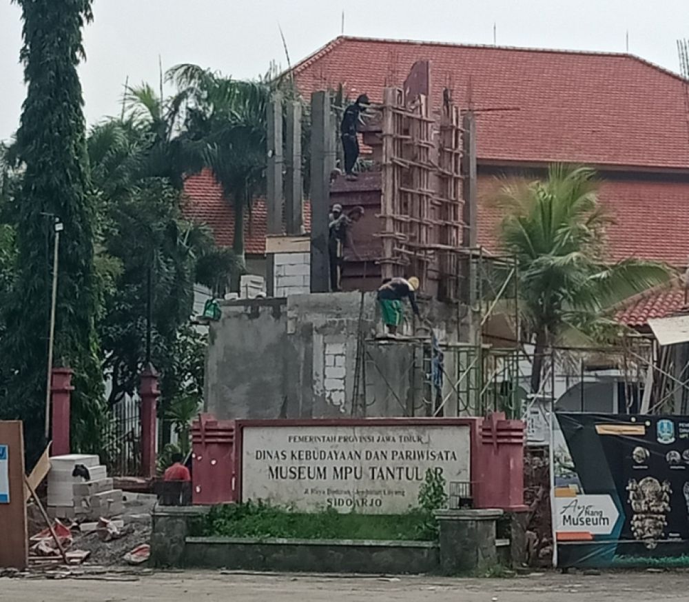 Pembangunan Renovasi Gapura Musium Satker Disbudpar Jatim, Pekerja Tak Dilengkapi K3 Dan Tak Diketahui Deadline Penyeleseian Pekerjaan