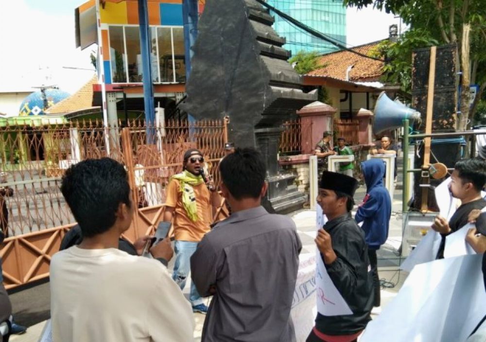 Diduga Jadi Lumbung Korupsi, Kantor 'Tangan Kanan' Khofifah Di Demo LSM