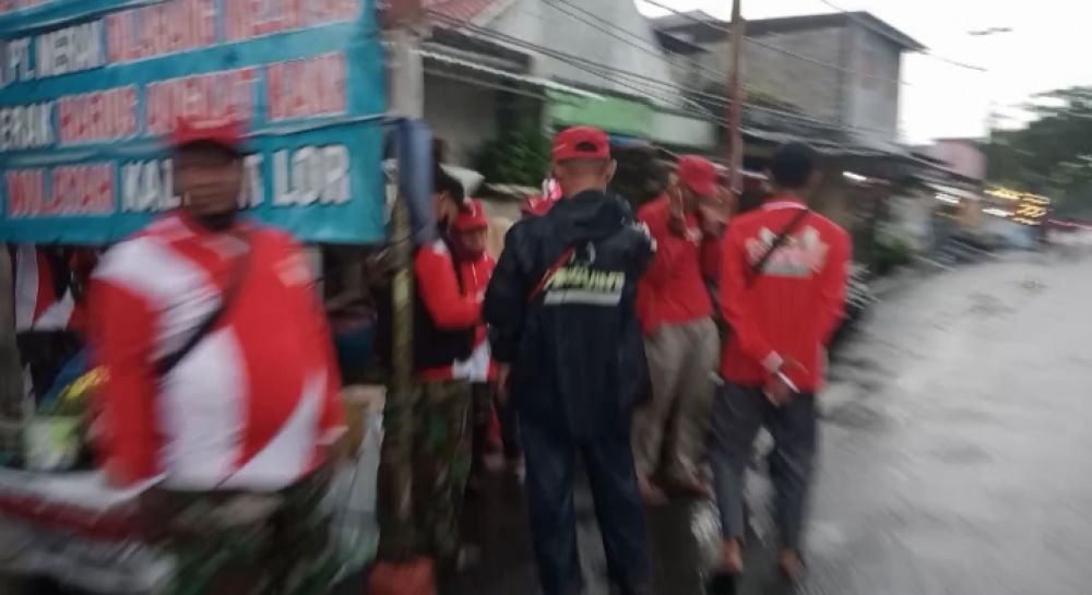 Meski Rintik Hujan, Ratusan Bungkus Ta'jil Ludes Dalam Hitungan Menit