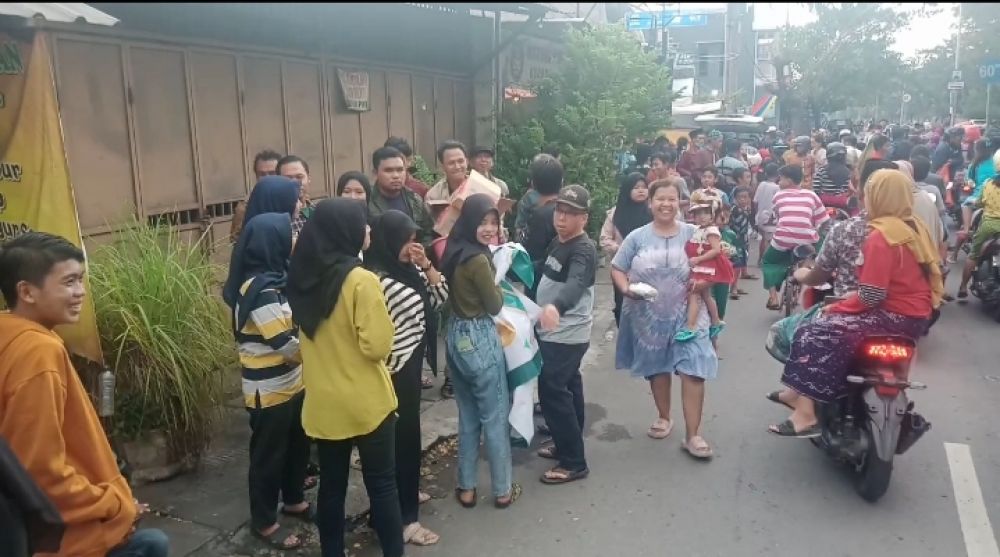 Karang Taruna Kalilomlor 1 RT 02 RW 03 Berbagi Ta'jil, Ratusan Bungkus Ludes Hitungan Menit