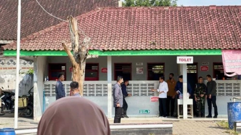 Momen Presiden Jokowi Masuk Ke Toilet SPBU Saat Kunker Di Lampung