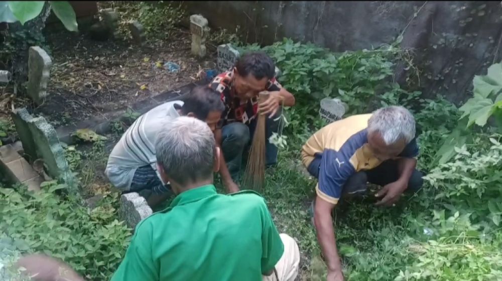 Makna Khusus Di Jum'at Berkah Berbagi, Belajar Sabar Dari Para Pengais Rezeki Pembersih Makam