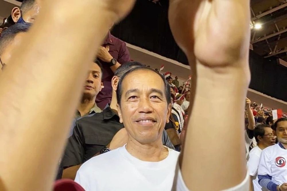 Makna Senyum Jokowi Saat Tanggapi Kritikan Anies Baswedan Soal Kendaraan Listrik